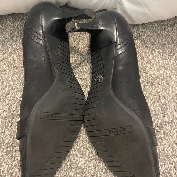 Great black pointed toe heel🖤 - Picture 2 of 5